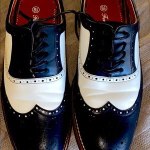 Men’s size 8.5 Ferro Aldo Oxford shoes